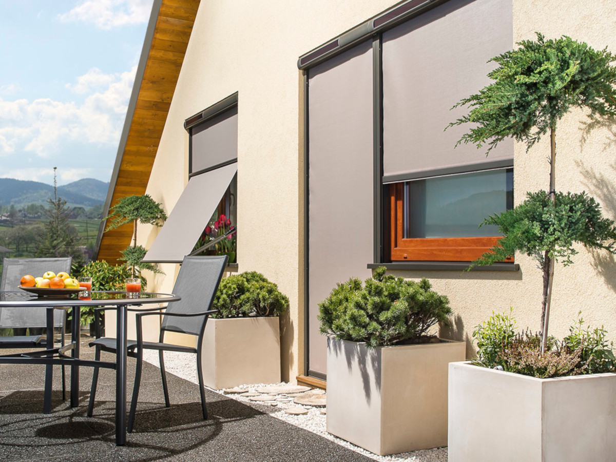 Advantages of internal accessories for vertical windows