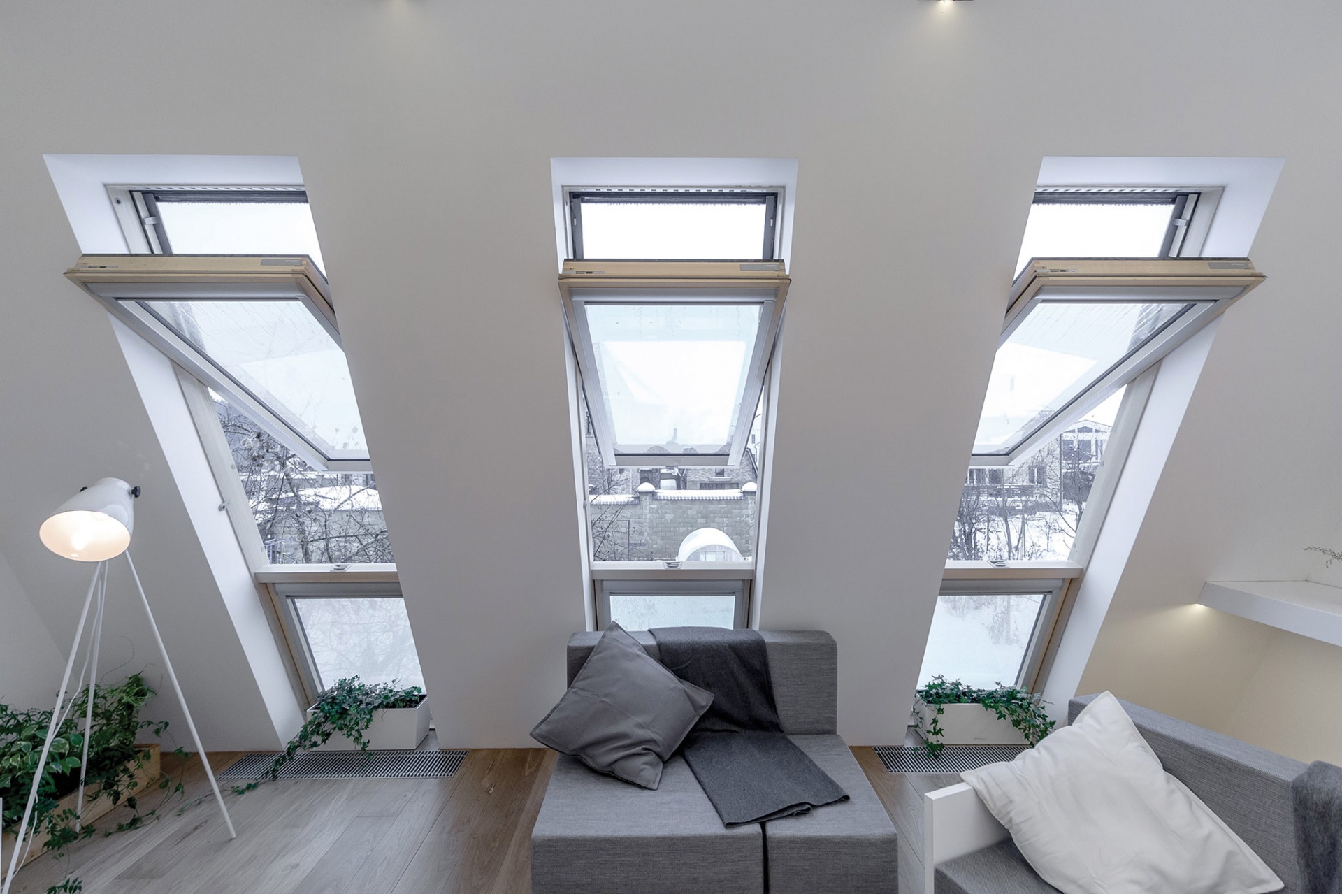 Centre pivot window, but its axis of rotation is situated above the