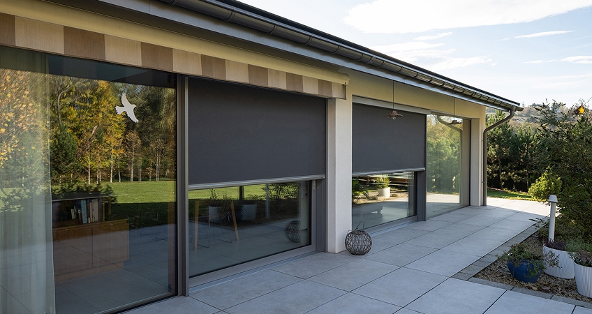 When windows shape the space. A modern home revealed in full.